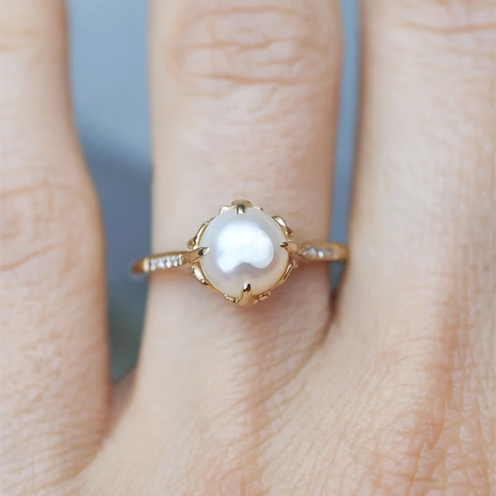 Zartes Ring aus Perlen und Kristallen