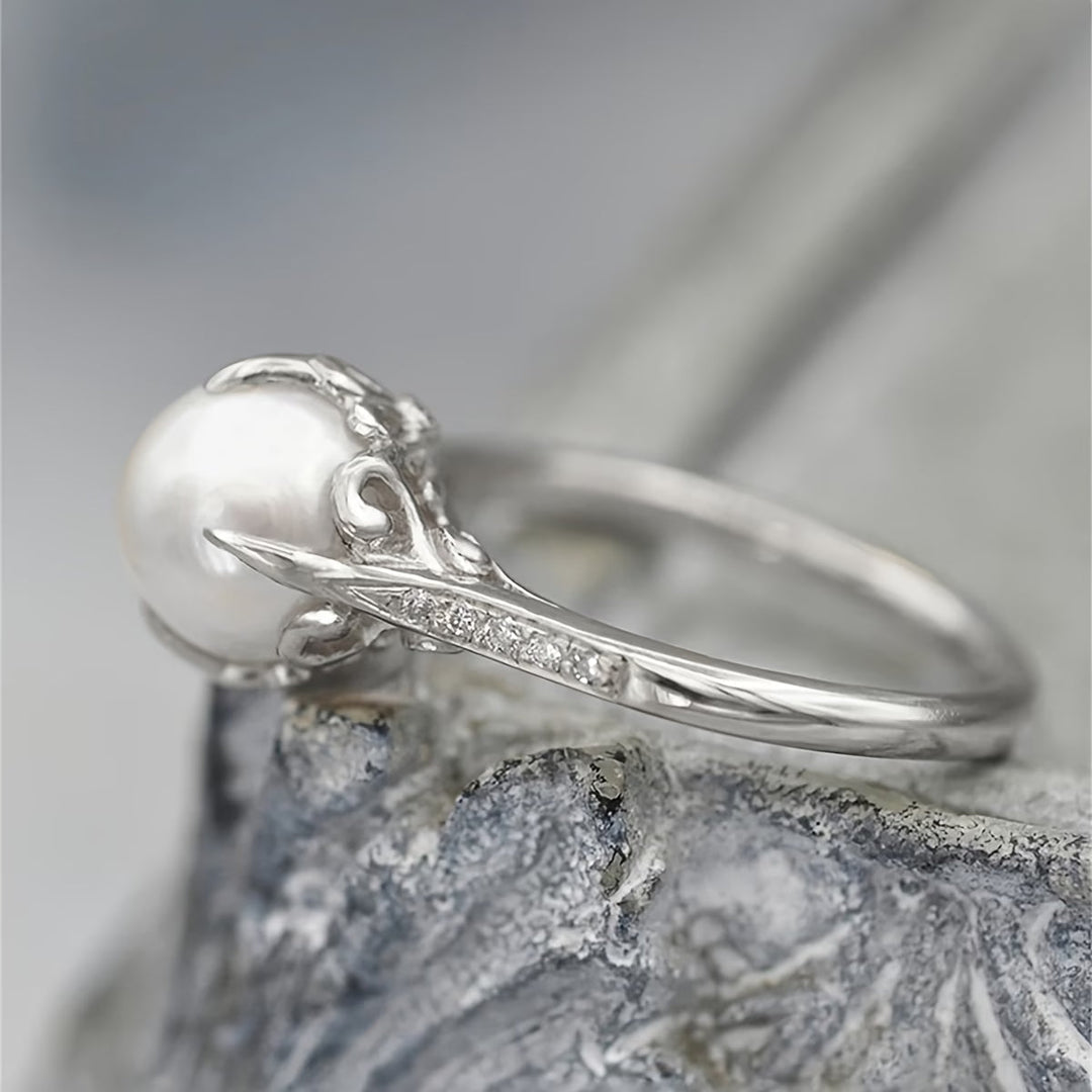 Zartes Ring aus Perlen und Kristallen