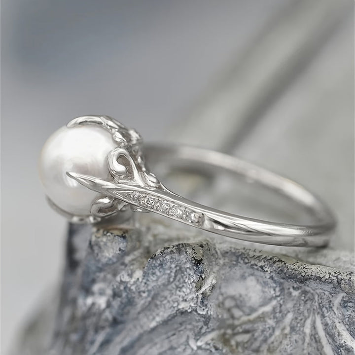 Zartes Ring aus Perlen und Kristallen