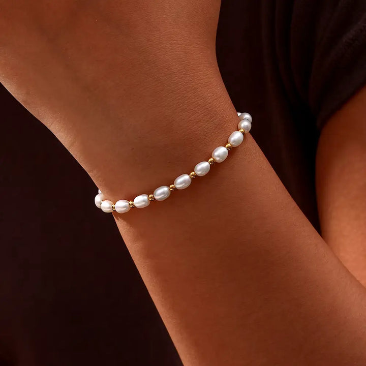 Elegantes Armband aus Perlen und Gold