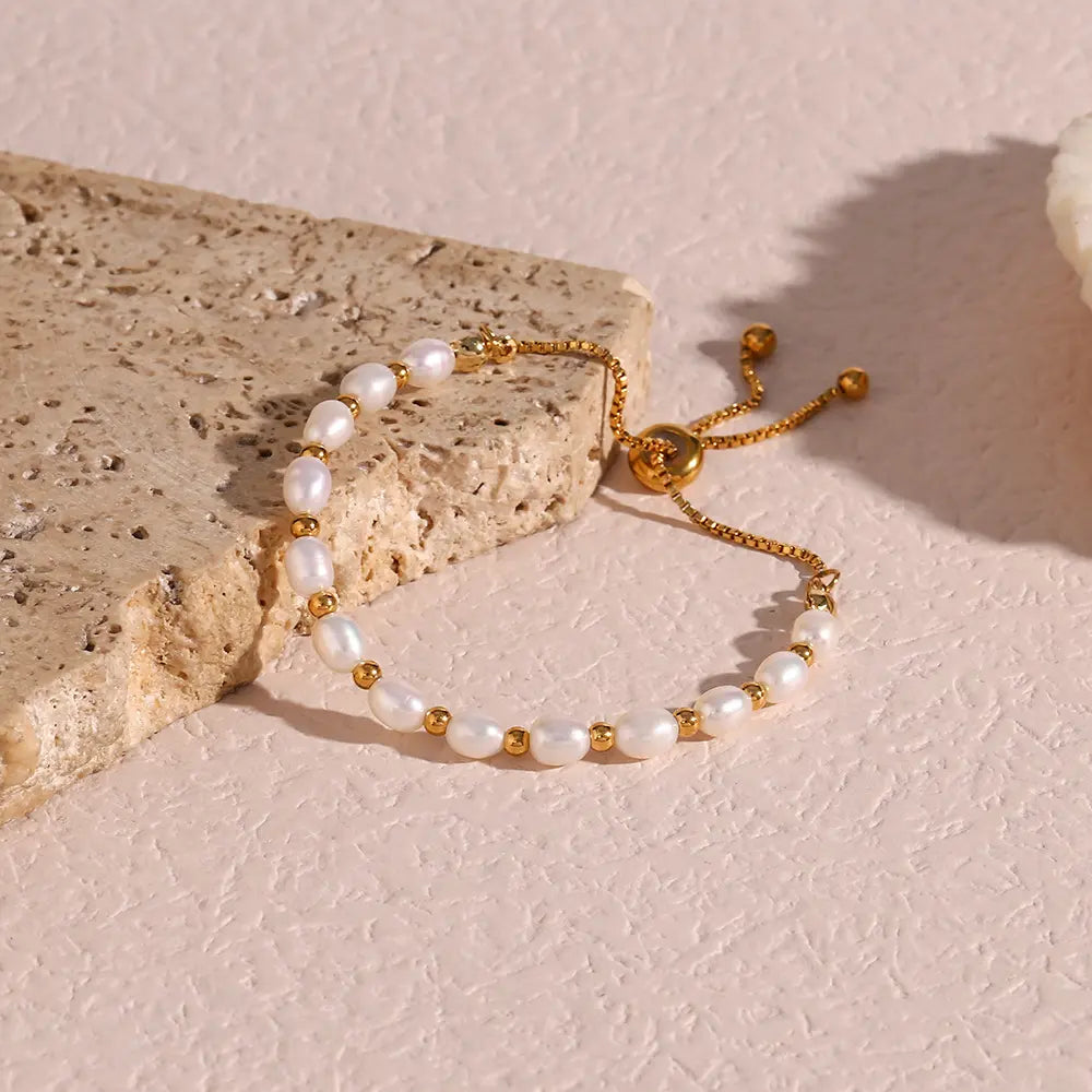 Elegantes Armband aus Perlen und Gold