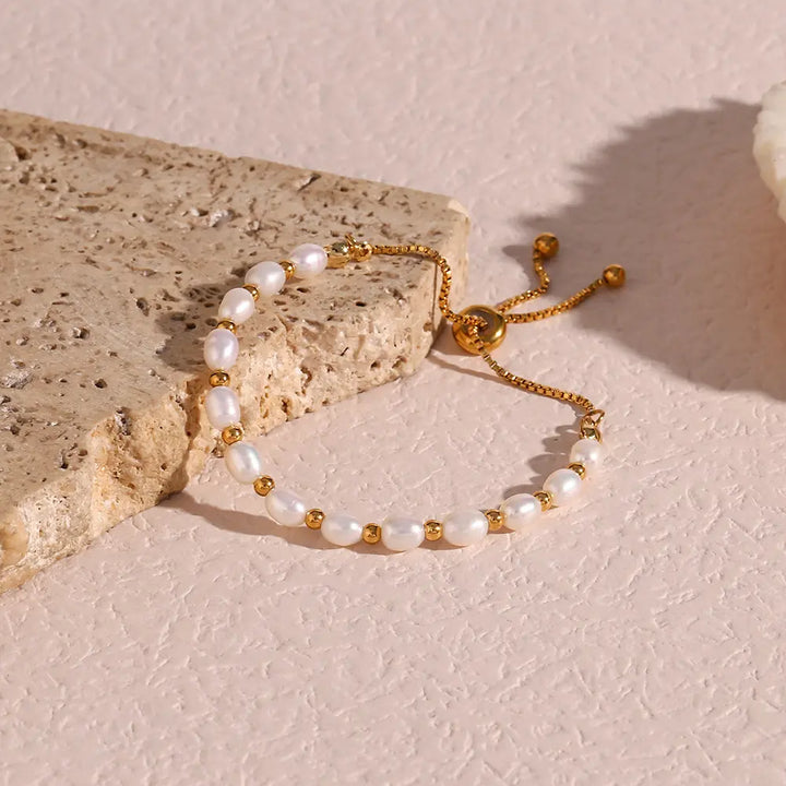 Elegantes Armband aus Perlen und Gold