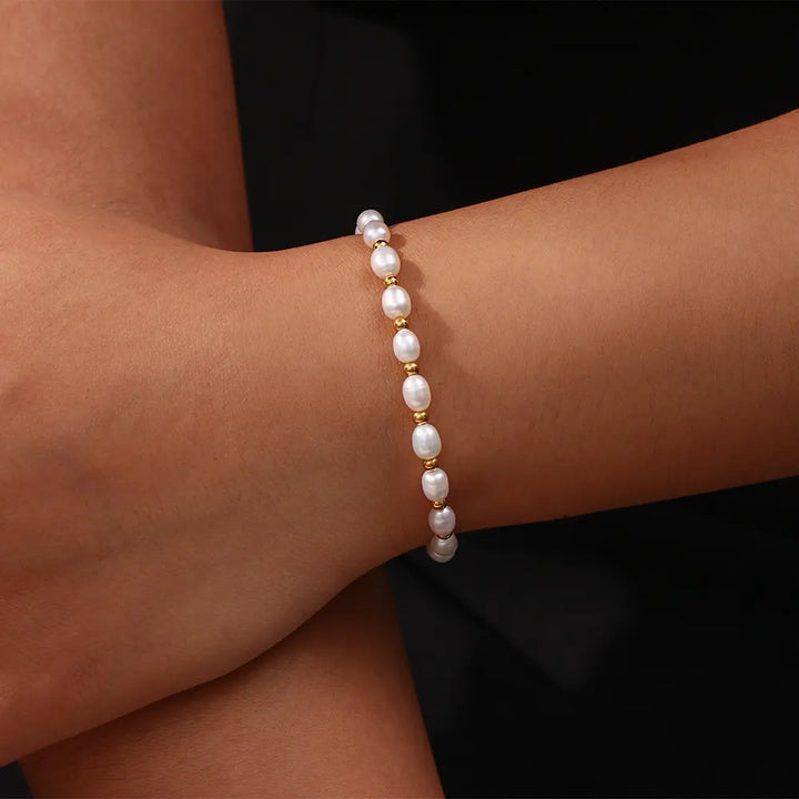 Elegantes Armband aus Perlen und Gold