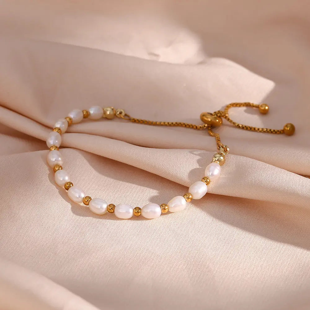 Elegantes Armband aus Perlen und Gold