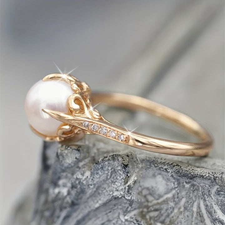 Zartes Ring aus Perlen und Kristallen
