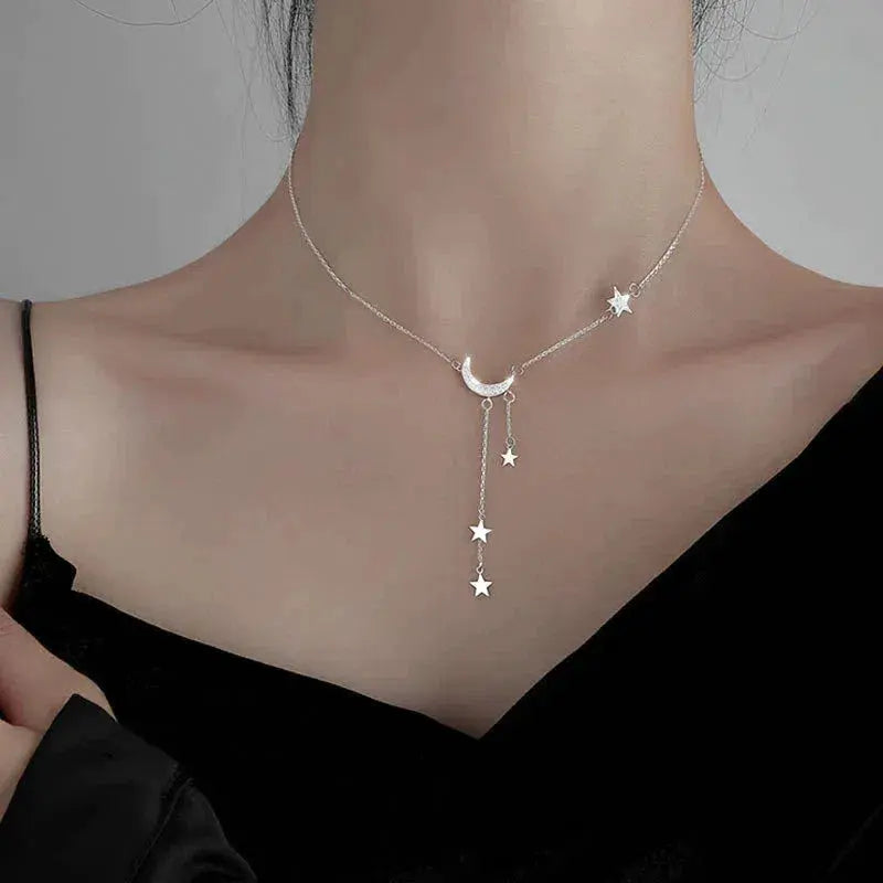 Elegante Silberhalskette mit Mond und Sternen
