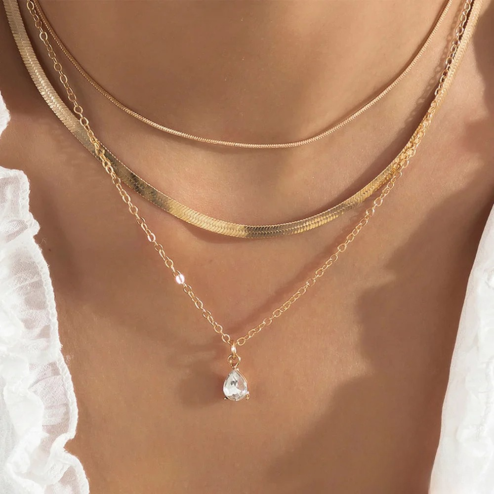 Schicht-Halskette mit goldfarbenem Zirkonia-Anhänger