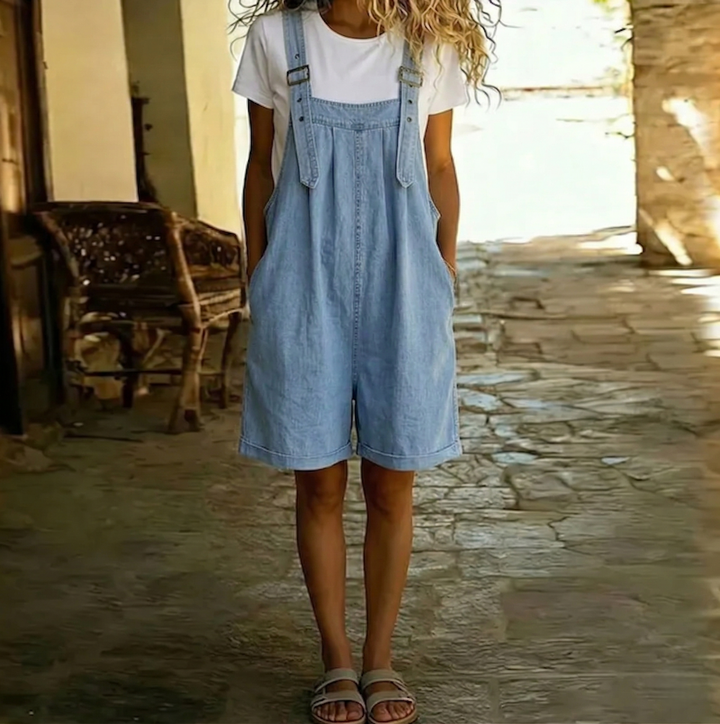 Clara | Latzhose aus weichem, gewaschenem Vintage-Denim in Hellblau