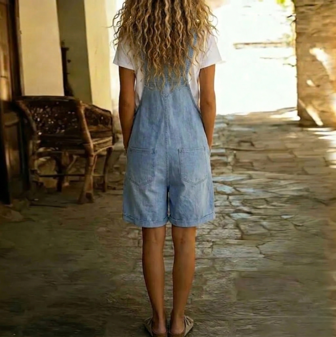 Clara | Latzhose aus weichem, gewaschenem Vintage-Denim in Hellblau