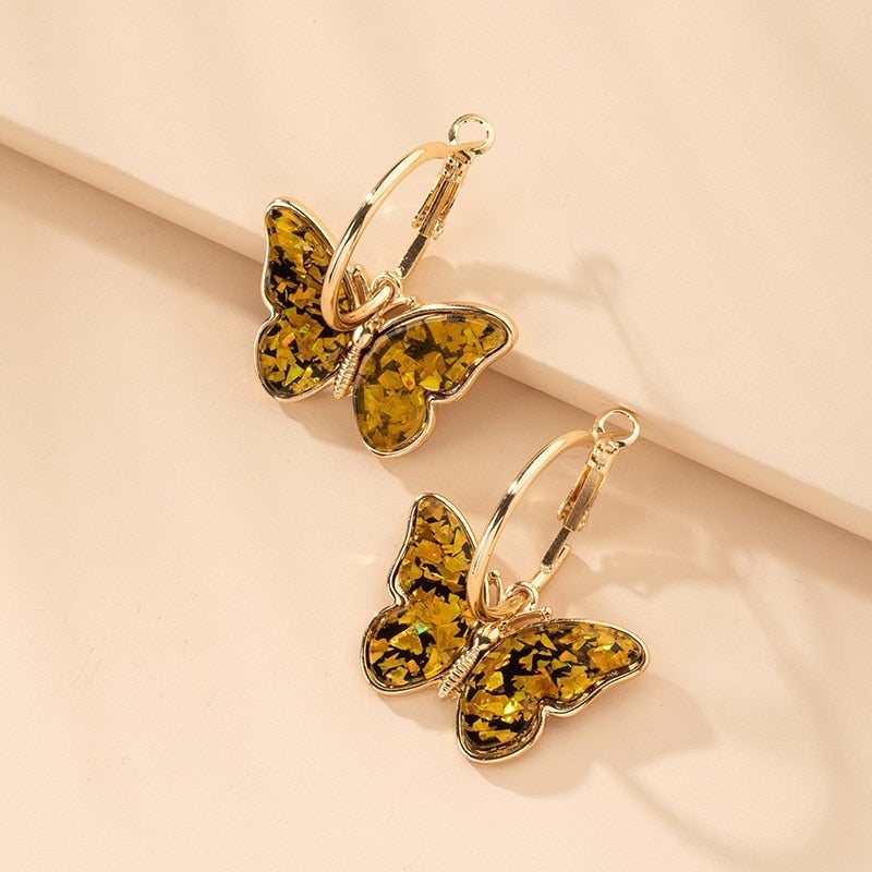 Ohrringe mit bunten Schmetterlingen in Gold