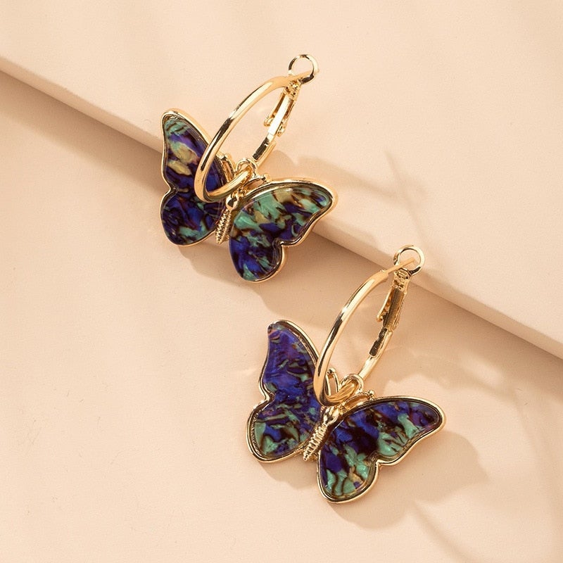 Ohrringe mit bunten Schmetterlingen in Gold