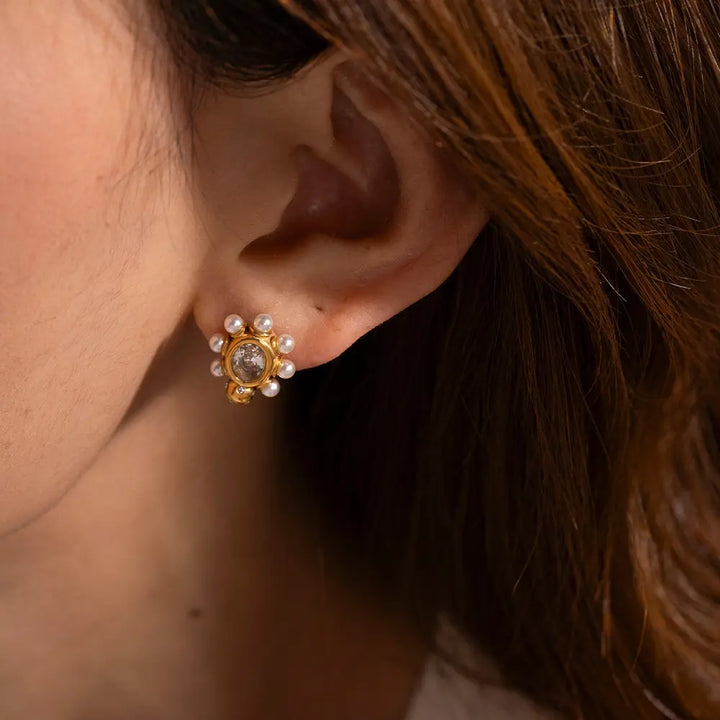Elegante Goldohrringe mit Perle