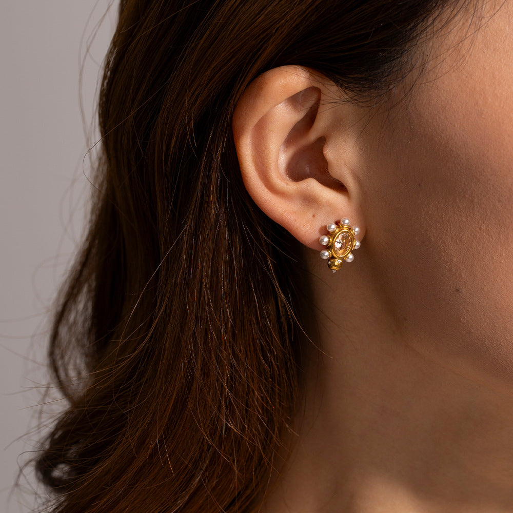 Elegante Goldohrringe mit Perle