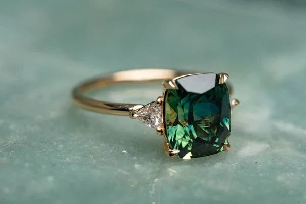 Goldring mit Vintage-inspirierter Stein
