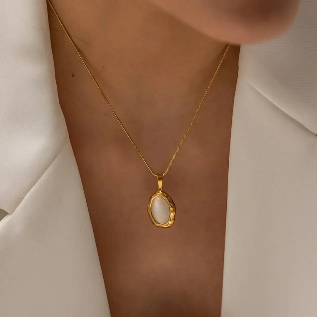 Goldplattierter Anhänger mit ovalem Katzenaugenopal