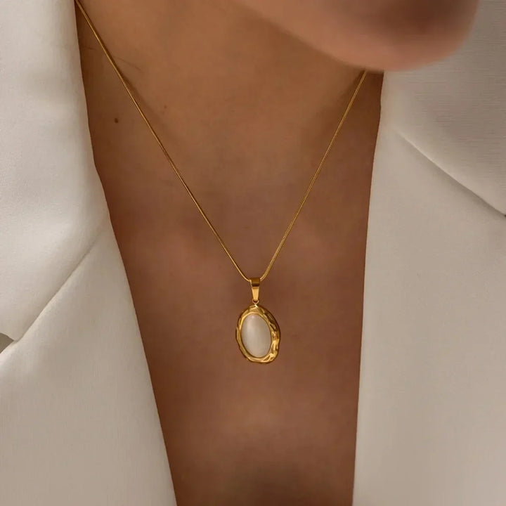 Goldplattierter Anhänger mit ovalem Katzenaugenopal