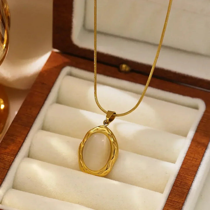 Goldplattierter Anhänger mit ovalem Katzenaugenopal