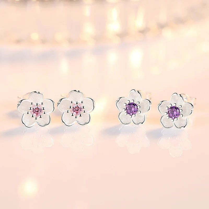 Blumenförmige Ohrstecker mit Zirkonias