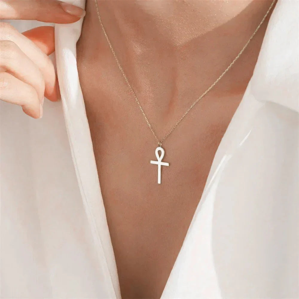 Halskette mit goldenem Ankh-Anhänger