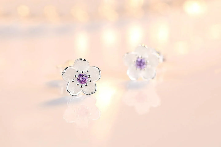 Blumenförmige Ohrstecker mit Zirkonias