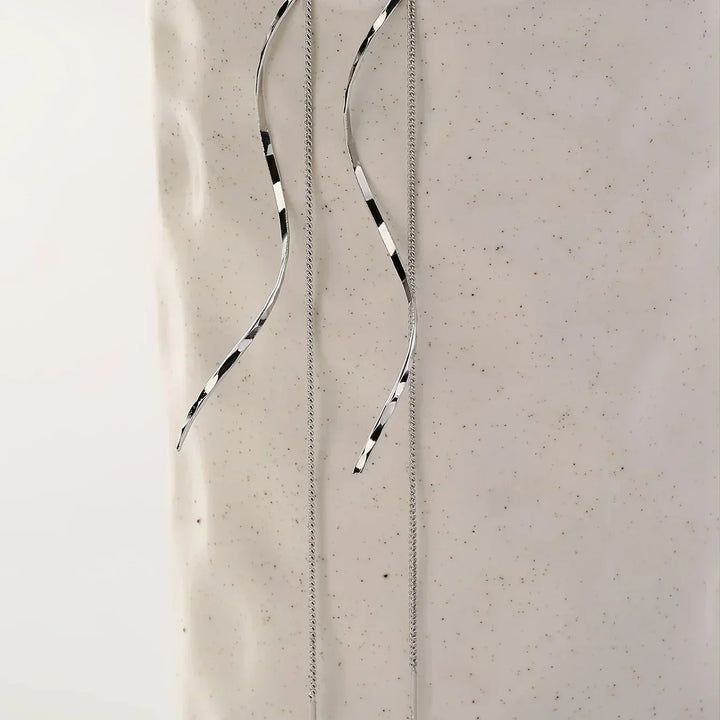 Lange Ohrringe mit Wellen-Design