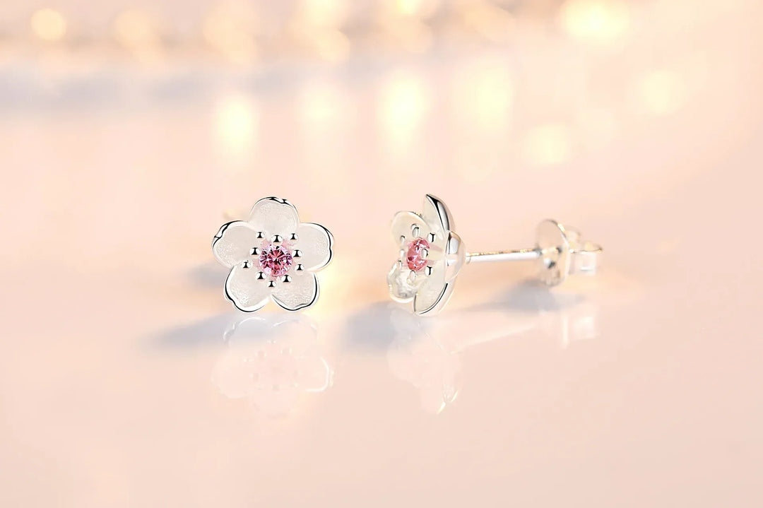 Blumenförmige Ohrstecker mit Zirkonias