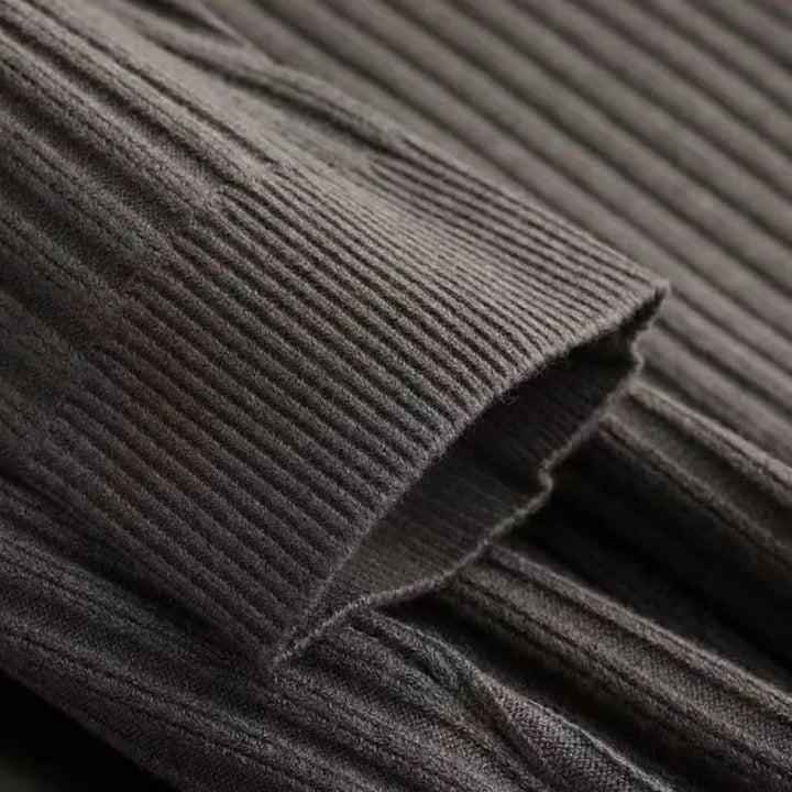Eleganter Pullover mit Streifenmuster und Reißverschluss