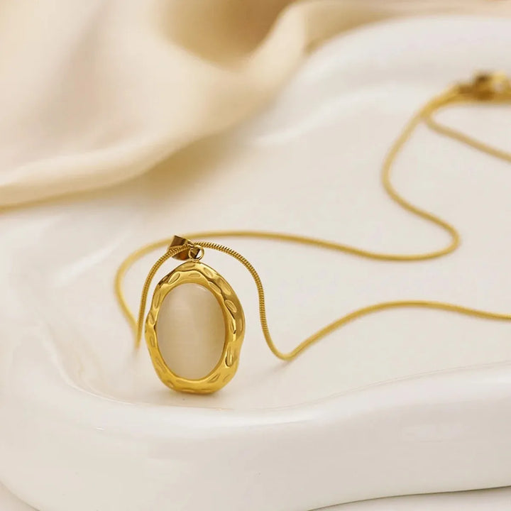 Goldplattierter Anhänger mit ovalem Katzenaugenopal