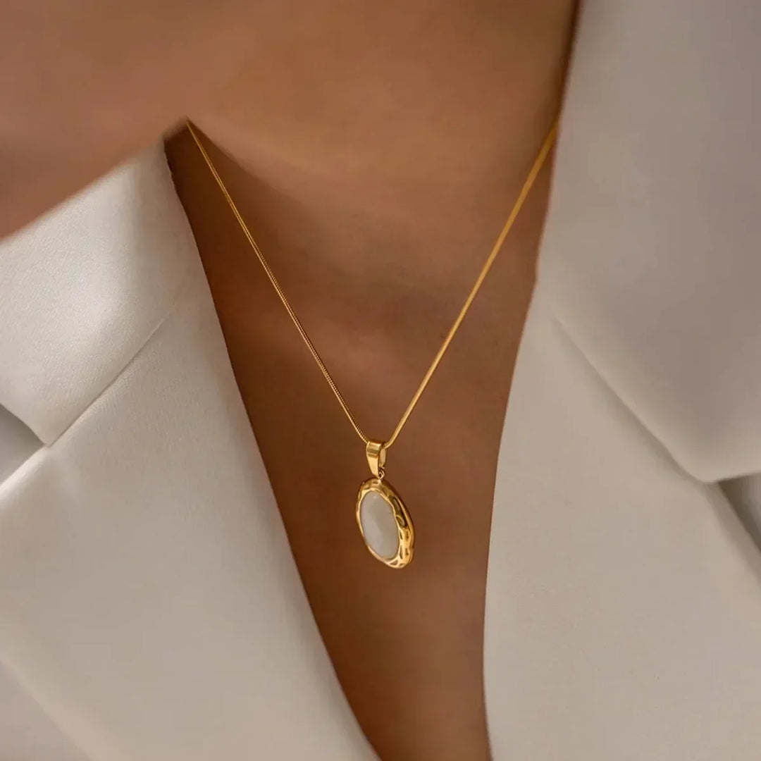 Goldplattierter Anhänger mit ovalem Katzenaugenopal