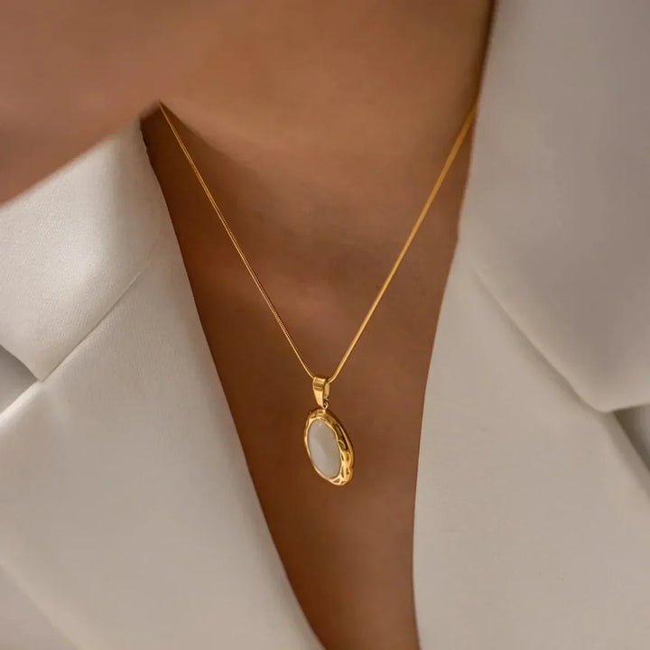 Goldplattierter Anhänger mit ovalem Katzenaugenopal