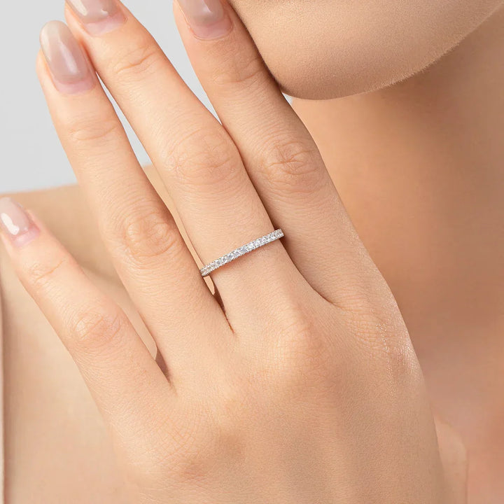 Minimalistischer Leuchtender Eternity-Ring