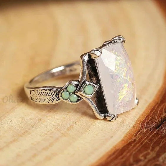 Silberring mit Vintage Weißopal