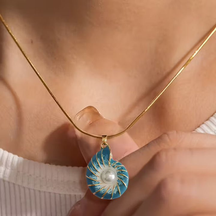 Halskette mit Muschelperlenanhänger