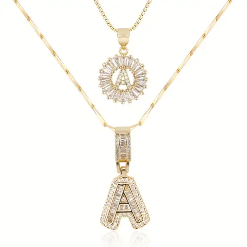 Set von Halsketten mit Initiale aus Moissanit