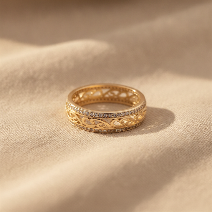 Filigraner Wickelring mit Pavé-Steinen in Goldtönen