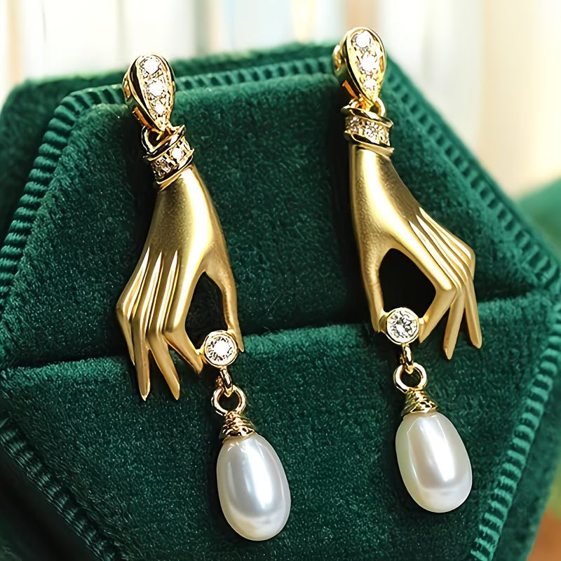 Perlenohrringe mit eleganter Hand