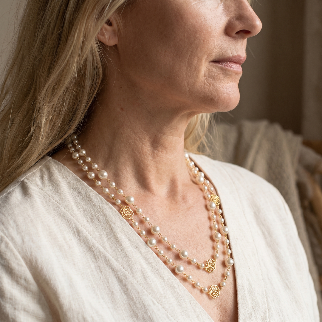 Elegante Halskette mit goldenen Perlen