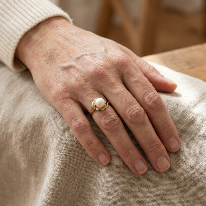 Eleganter Ring mit Perle und glänzendem Gold
