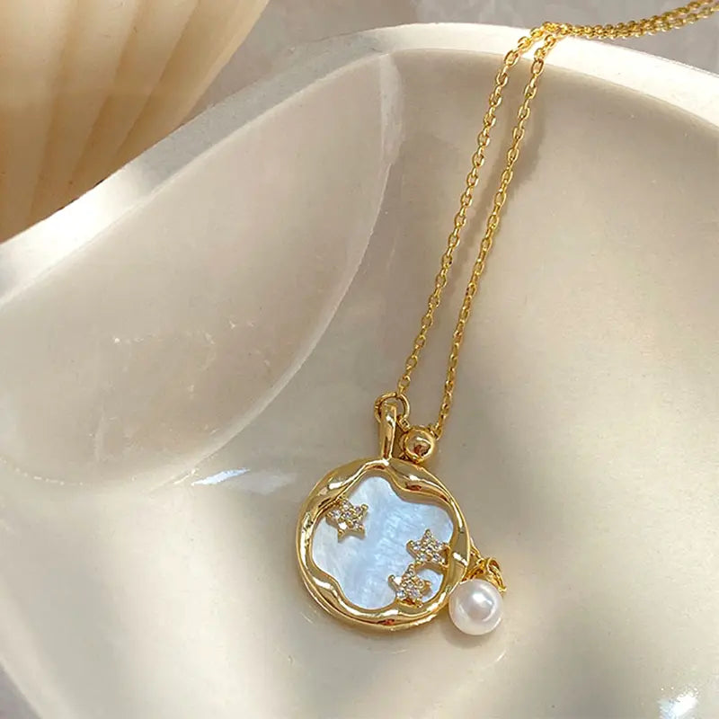 Goldcollier mit Mondstein und Perle