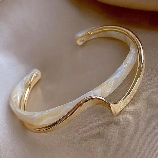 Elegante Goldarmband mit Weißopal