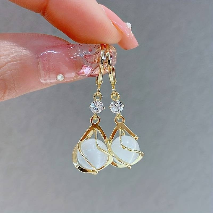 Hängende Ohrringe aus Gold mit Weißer Opal