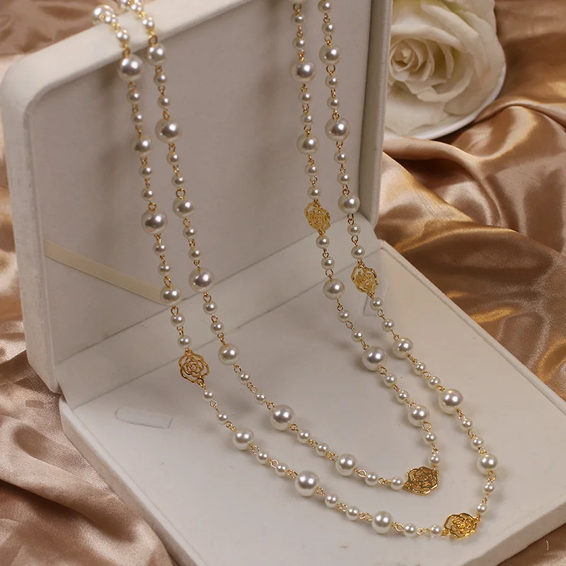 Elegante Halskette mit goldenen Perlen