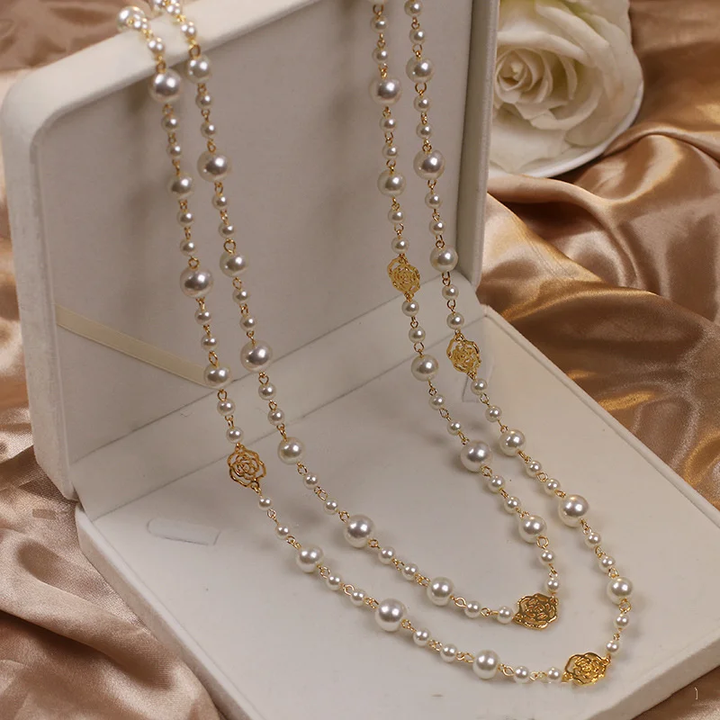 Elegante Halskette mit goldenen Perlen