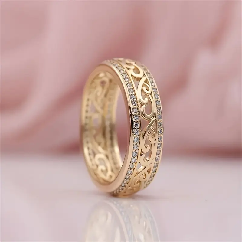 Goldene Filigranring mit Kristallen