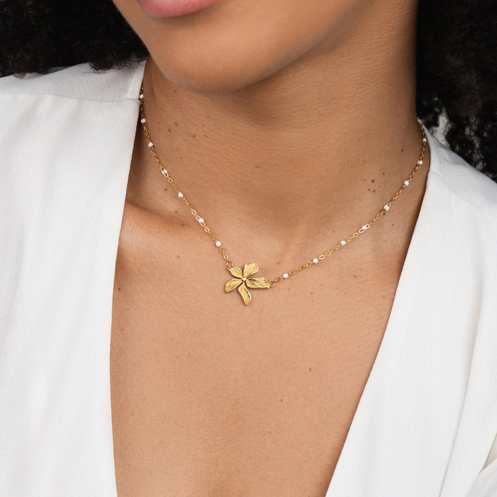Elegantes Collier mit Goldblume